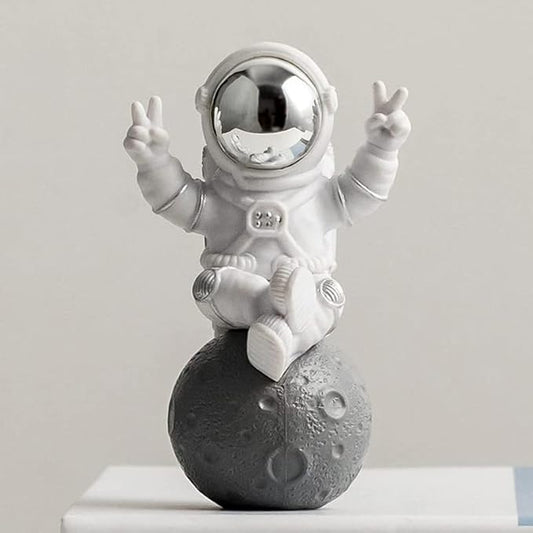 Cute Outer Space Astronaut Figurine Action Figure Toys Statue for Showpiece Home Living Room Decor Office Desktop Decoration Car Dashboard, Kids Birthday Party Gift, Resin